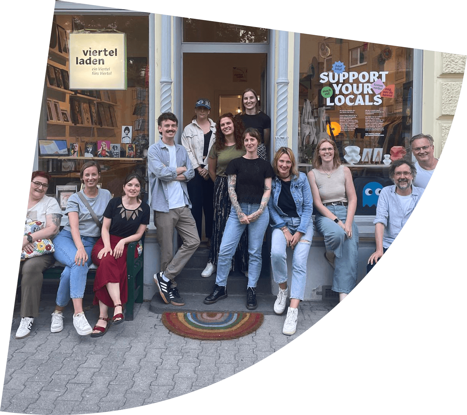 Das Team des Viertelladen Freundeskreis e.V. vor dem Ladenlokal in Düsseldorf Unterbilk.